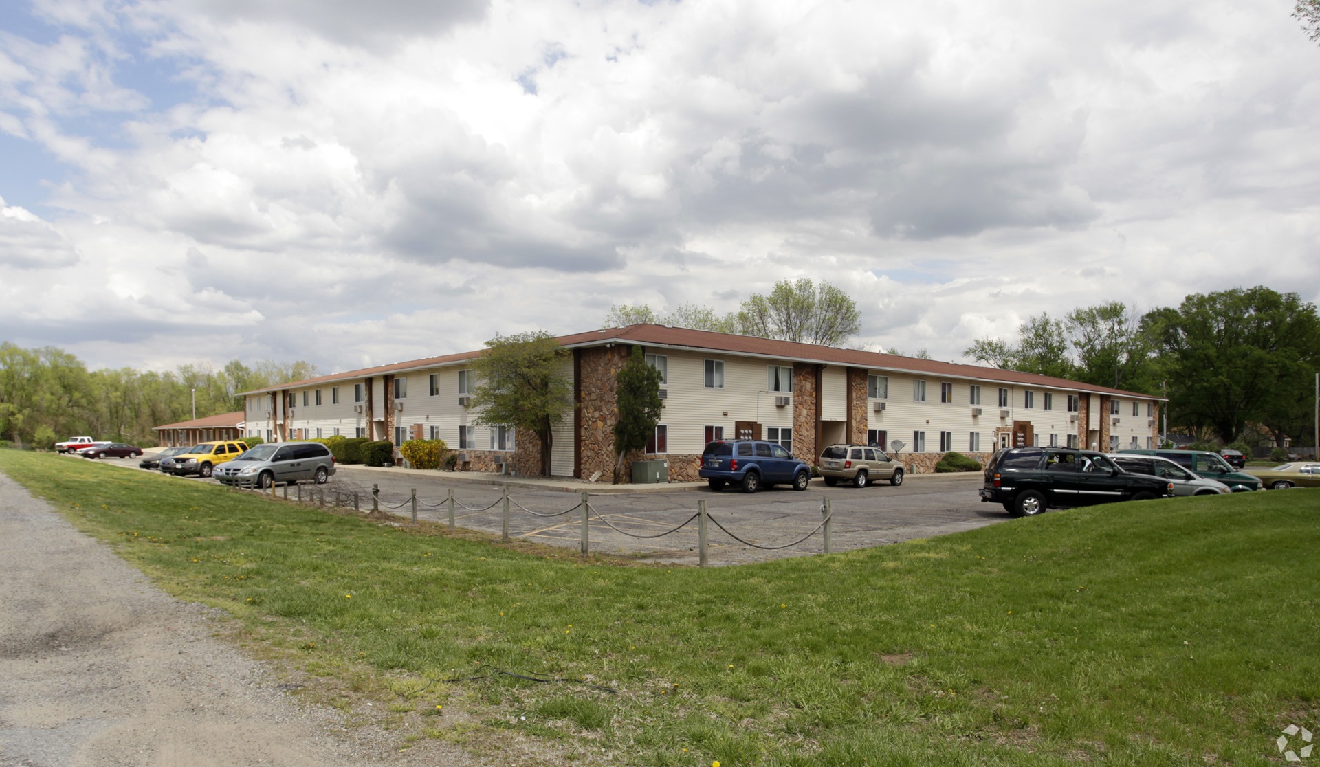 Farmington Hills Apartments exterior in Elkhart Indiana