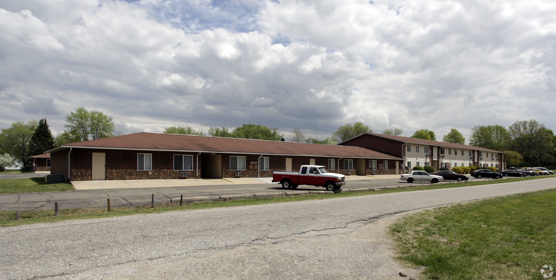 Farmington Hills Apartments exterior in Elkhart Indiana